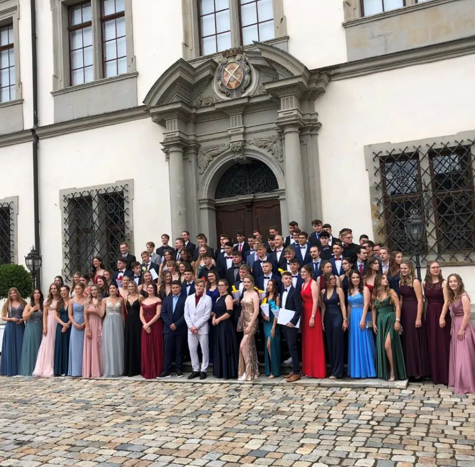 92 Abiturienten am AEG verabschiedet Fürst zu OettingenSpielberg